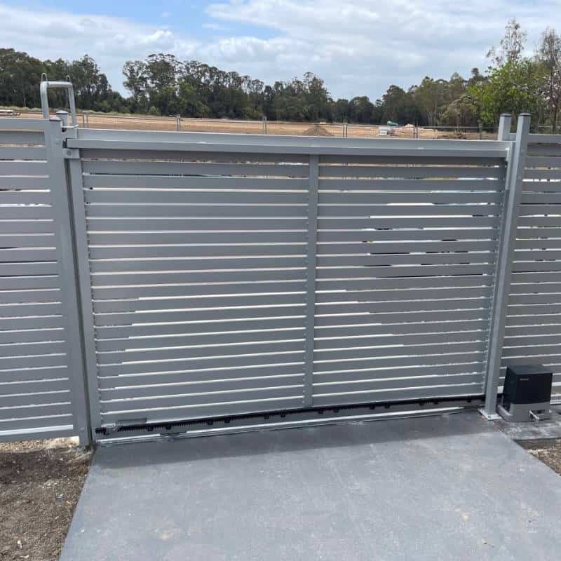 Aluminium sliding gates - horizontal slats
